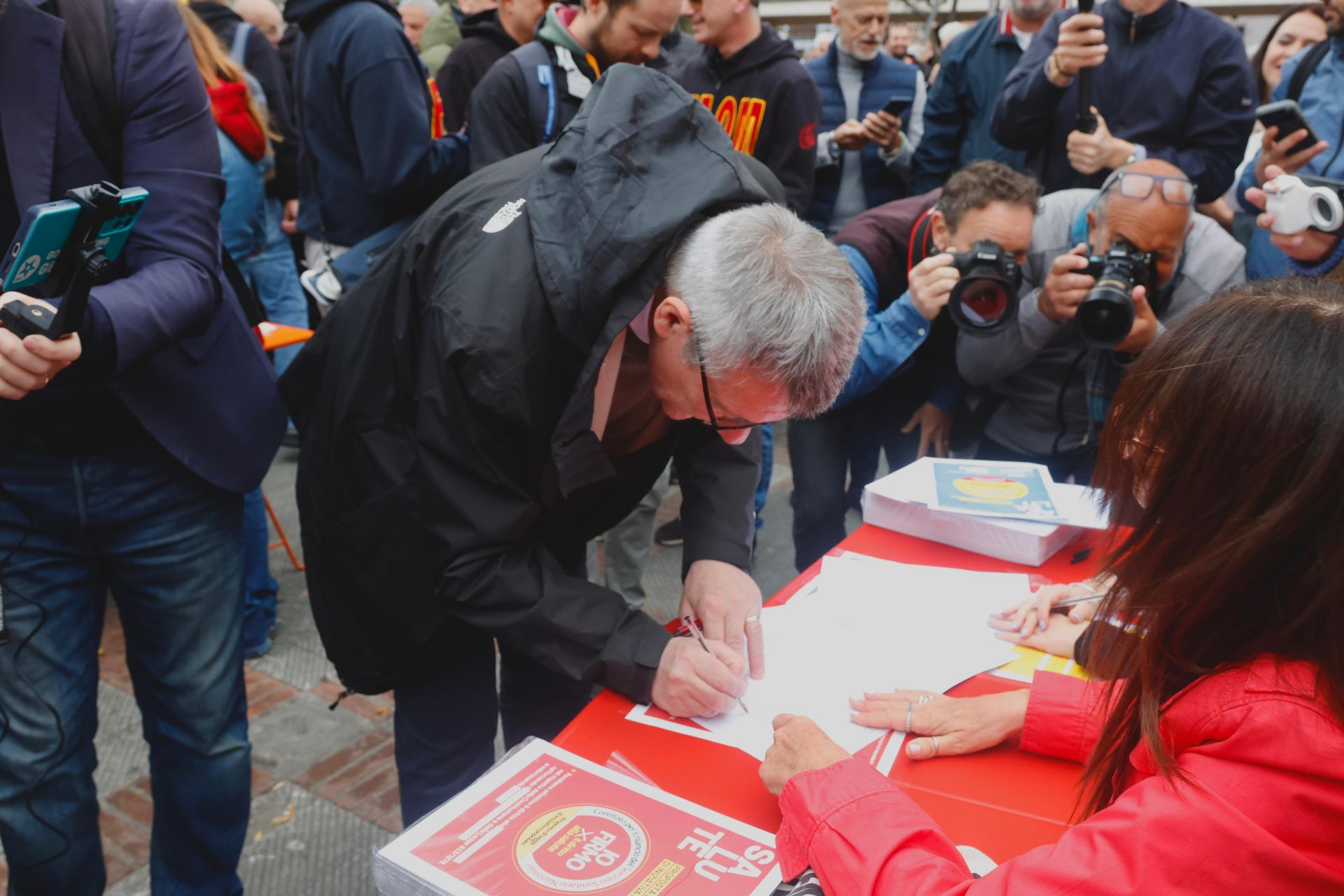 Cgil Genova: al via la raccolta firme su sanità e appalti. Landini firma ai Giardini Luzzati