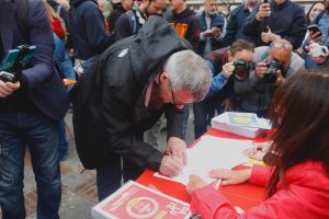 Cgil Genova: al via la raccolta firme su sanità e appalti. Landini firma ai Giardini Luzzati