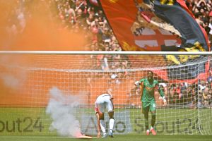 Un Genoa da battaglia spaventa il Milan, ma i rossoneri passano al Ferraris: finisce 1-2. Protesta della Nord contro la Lega Calcio