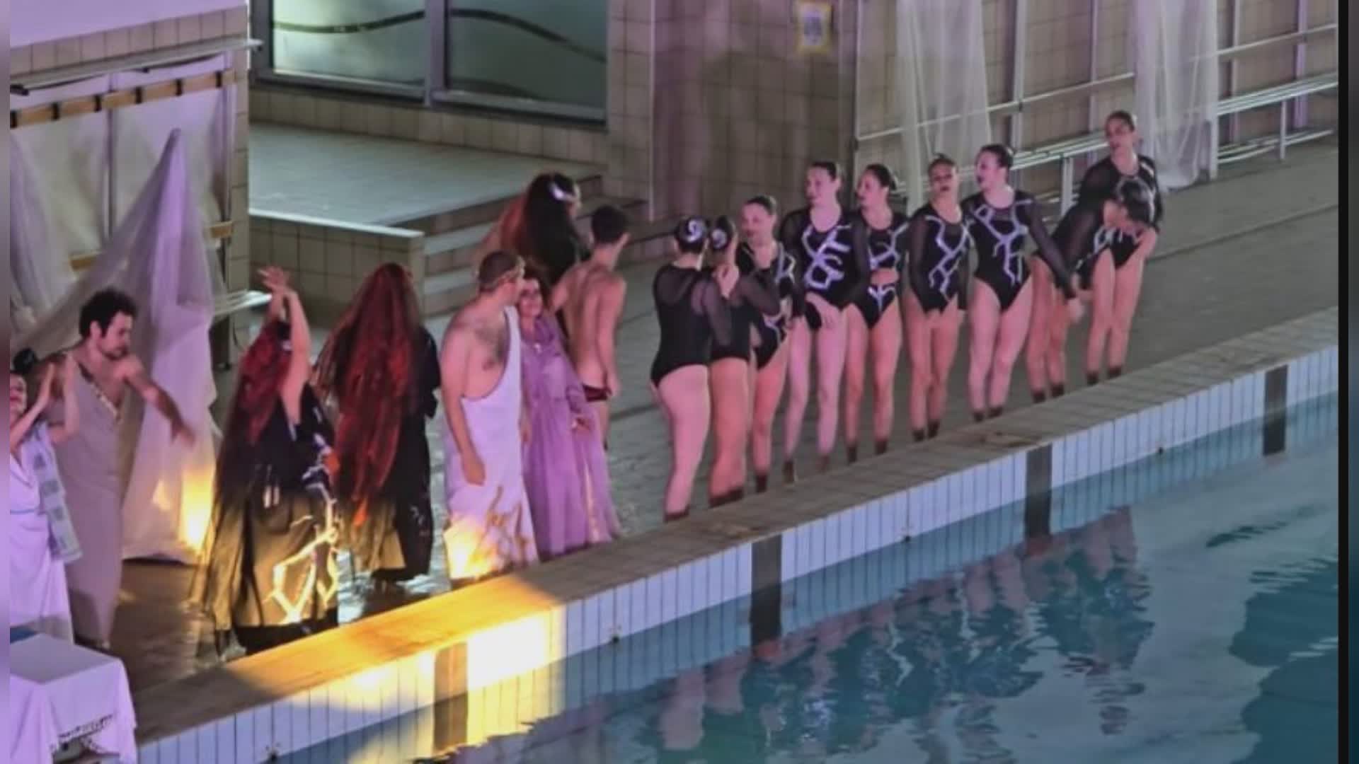 “Eumenidi in piscina”, il teatro classico incontra il nuoto artistico: acqua, luce e mito