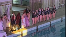 “Eumenidi in piscina”, il teatro classico incontra il nuoto artistico: acqua, luce e mito