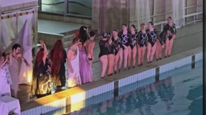 “Eumenidi in piscina”, il teatro classico incontra il nuoto artistico: acqua, luce e mito