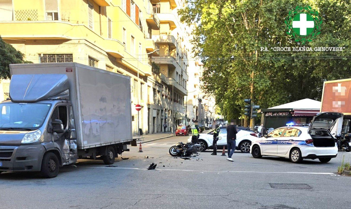 Genova, schianto tra furgone e scooter alla Foce: 54enne grave al San Martino