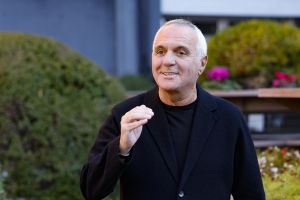 Pietra Ligure, torna il Teatro Moretti Off 2026: cinque serate di cabaret sotto le stelle con gran finale firmato Panariello