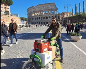Roma, il volontario che sogna una città più sostenibile per pedoni e ciclisti: “Così si può cambiare la mobilità”
