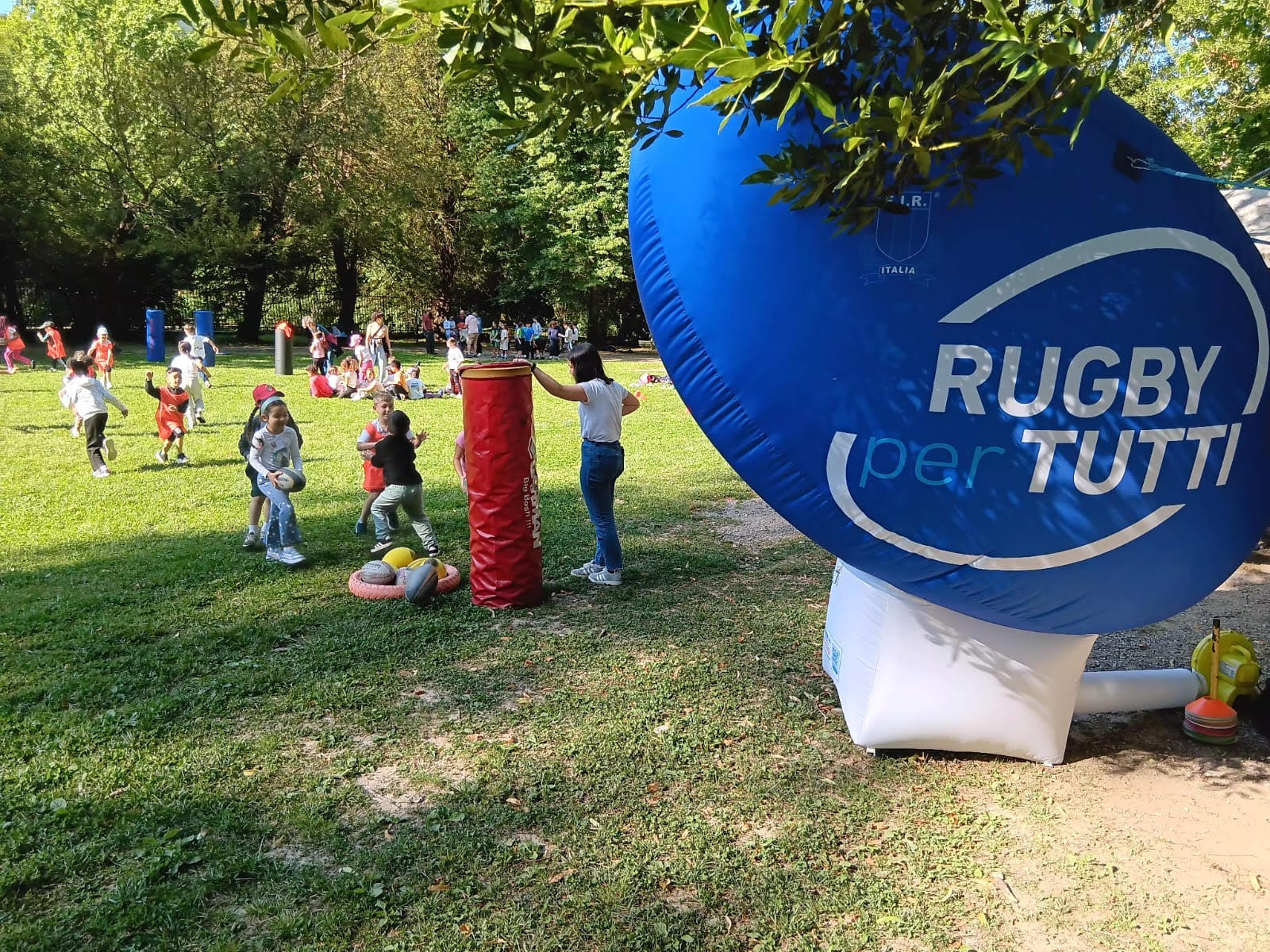 Villa Serra: grande successo per 'il Rugby a Scuola per la Scuola' con decine di mini giocatori  