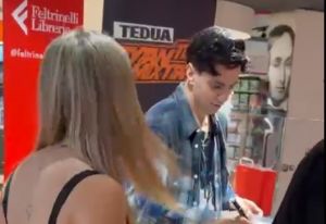Genova. bagno di folla per il rapper Tedua: fan in coda per ore in via Ceccardi e via Venti
