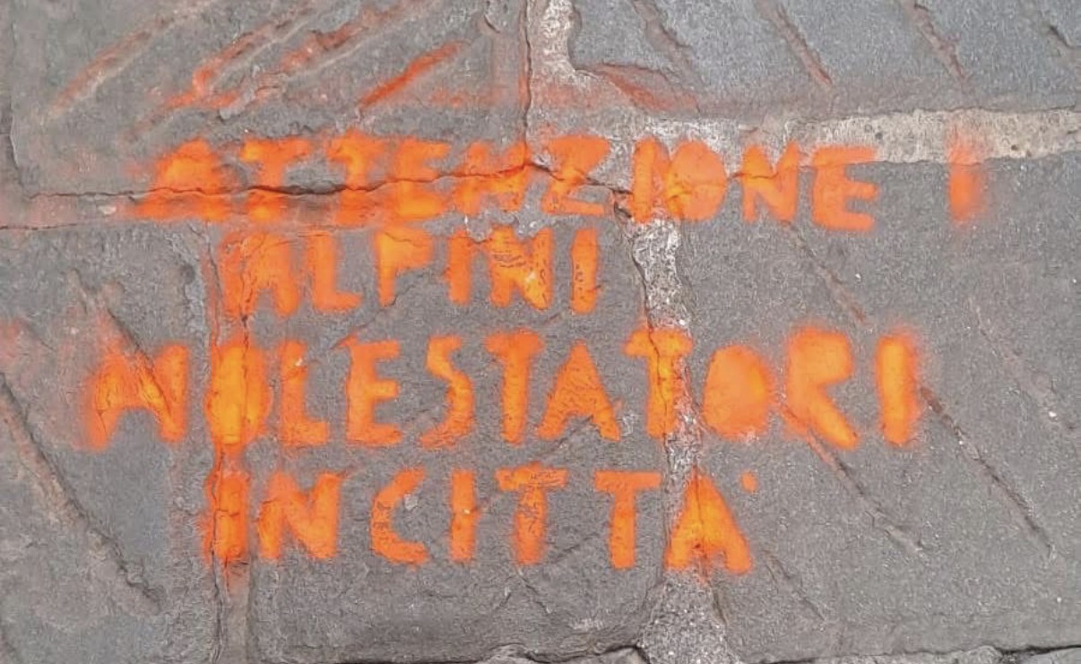 Genova, scritte contro gli alpini: indagati cinque anarchici