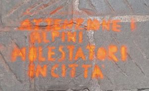 Genova, scritte contro gli alpini: indagati cinque anarchici