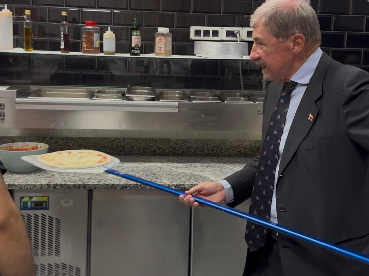 Liguria, pizza con il presidente Bucci a Borzoli: “Se le amministrazioni lavorano assieme, si possono fare grandi cose”