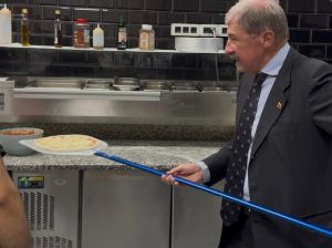 Liguria, pizza con il presidente Bucci a Borzoli: “Se le amministrazioni lavorano assieme, si possono fare grandi cose”