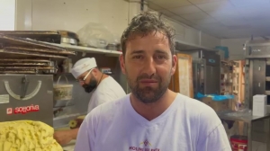 Casella: Reggiardo, sindaco fornaio, festeggia la rielezione lavorando nottetempo nel forno