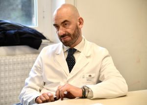 Ebola, Bassetti a Telenord: “Peggiore epidemia di sempre. I virus viaggiano in aereo, l'Italia deve prepararsi"