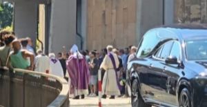 Genova,  chiesa gremita per l'addio a Monica Montefalcone e alla figlia Giorgia. Arcivescovo Tasca: "La morte non ha l'ultima parola"