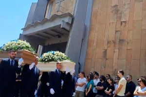 Genova,  chiesa gremita per l'addio a Monica Montefalcone e alla figlia Giorgia. Arcivescovo Tasca: "La morte non ha l'ultima parola"