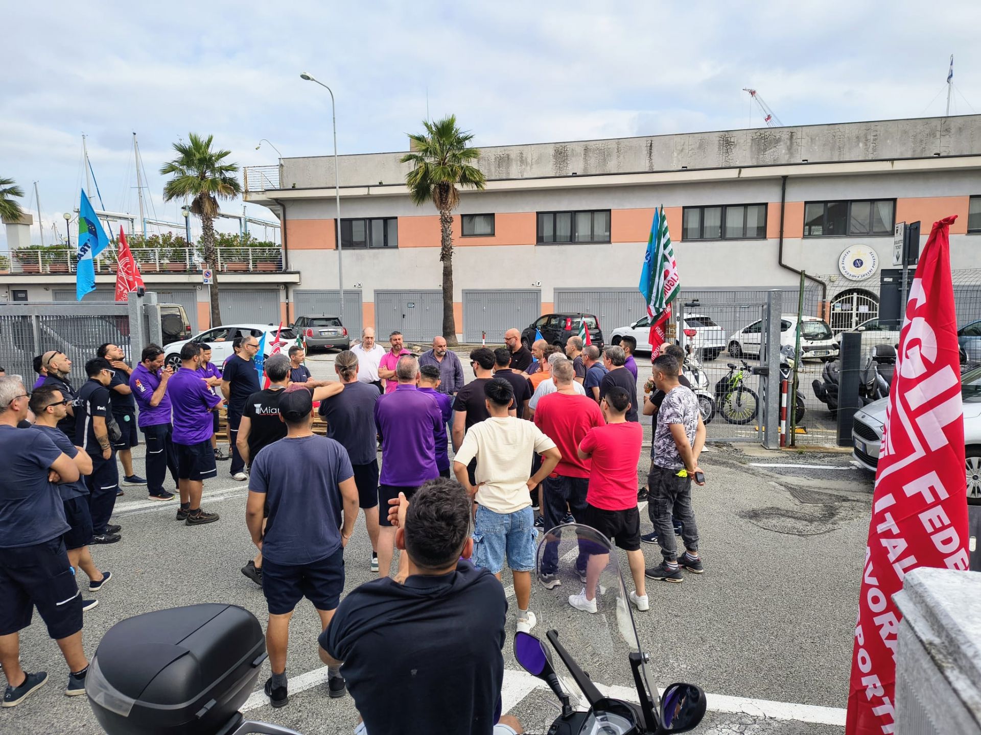Logistica, 70 lavoratori a rischio alla Moving di Genova: sindacati in presidio davanti a FedEx