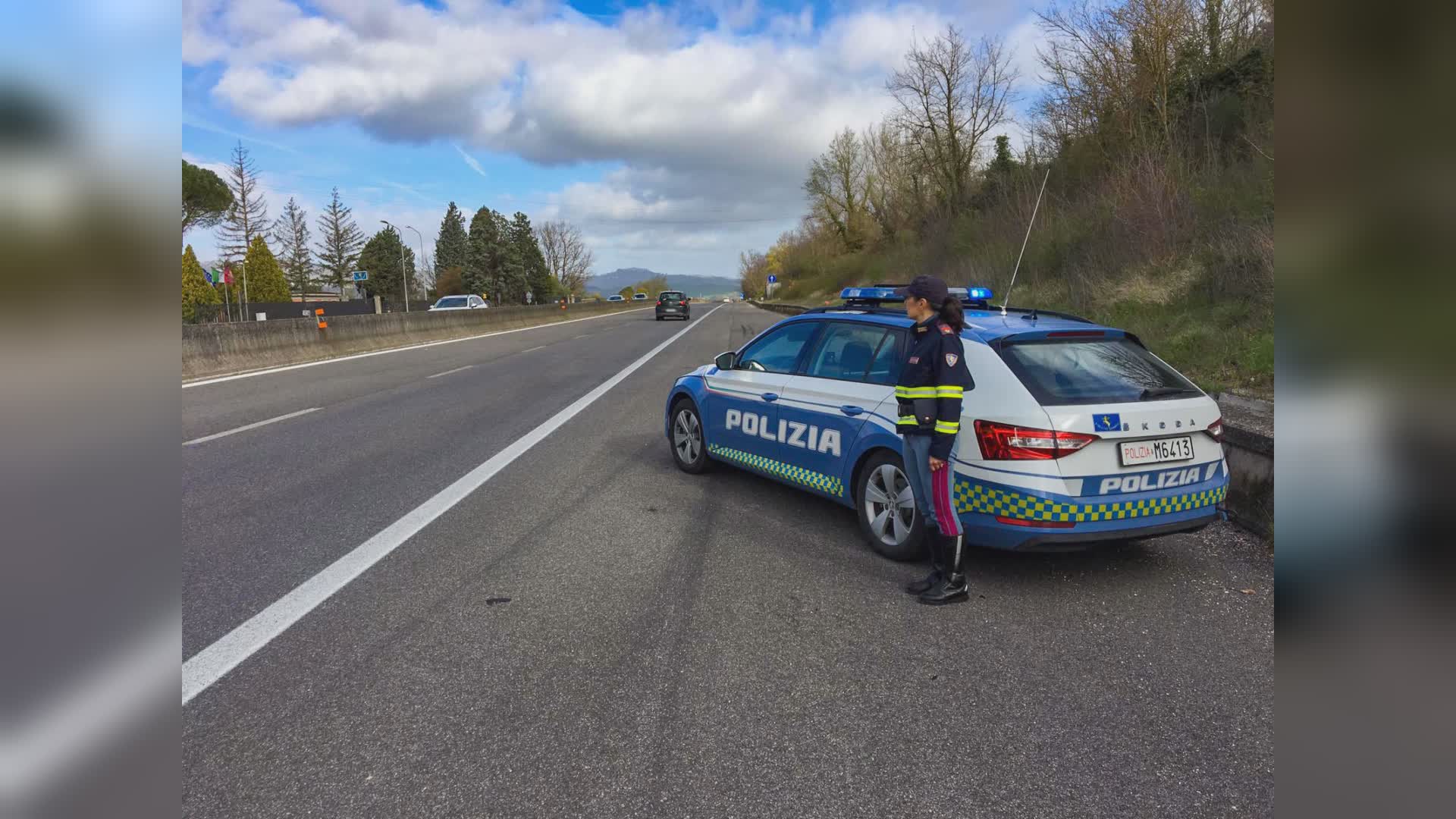 Autostrada A7, inversione a U e fuga nel bosco: arrestato diciottenne tunisino