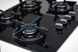 Energia, lieve rialzo del gas a maggio: Arera fissa il prezzo a 46,89 euro/MWh, bollette in aumento dello 0,9%