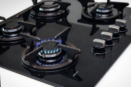 Energia, lieve rialzo del gas a maggio: Arera fissa il prezzo a 46,89 euro/MWh, bollette in aumento dello 0,9%