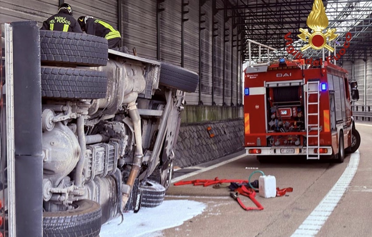 Tir ribaltato in A7, morto l'autista di 49 anni. Chiuso tratto tra Busalla e Bolzaneto