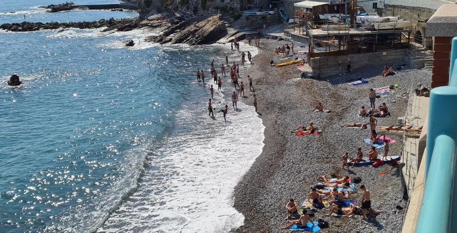 Chiavari, spiagge comunali a 5 euro: il Comune lancia il “noleggio calmierato” contro il caro ombrelloni