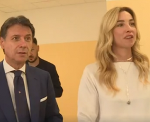 Giuseppe Conte a Genova: "È tempo di programma, non di primarie”. Incontro con Salis