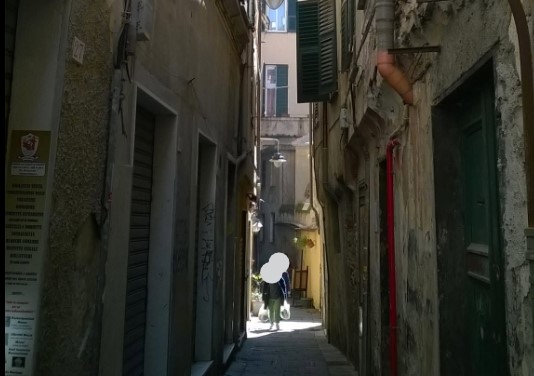 Genova, centro storico: uomo accoltellato alle Vigne, caccia all’aggressore