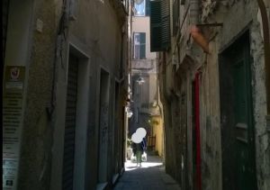 Genova, centro storico: uomo accoltellato alle Vigne, caccia all’aggressore