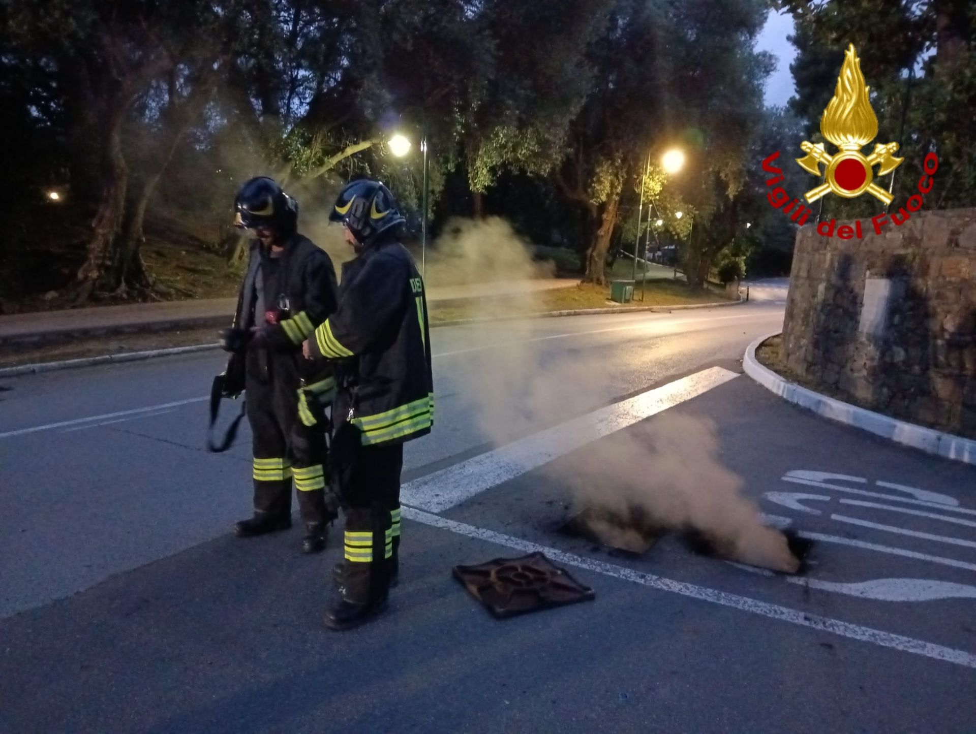 Arenzano, fuga di gas nel sottosuolo causa esplosione di un tombino. Illeso automobilista in transito