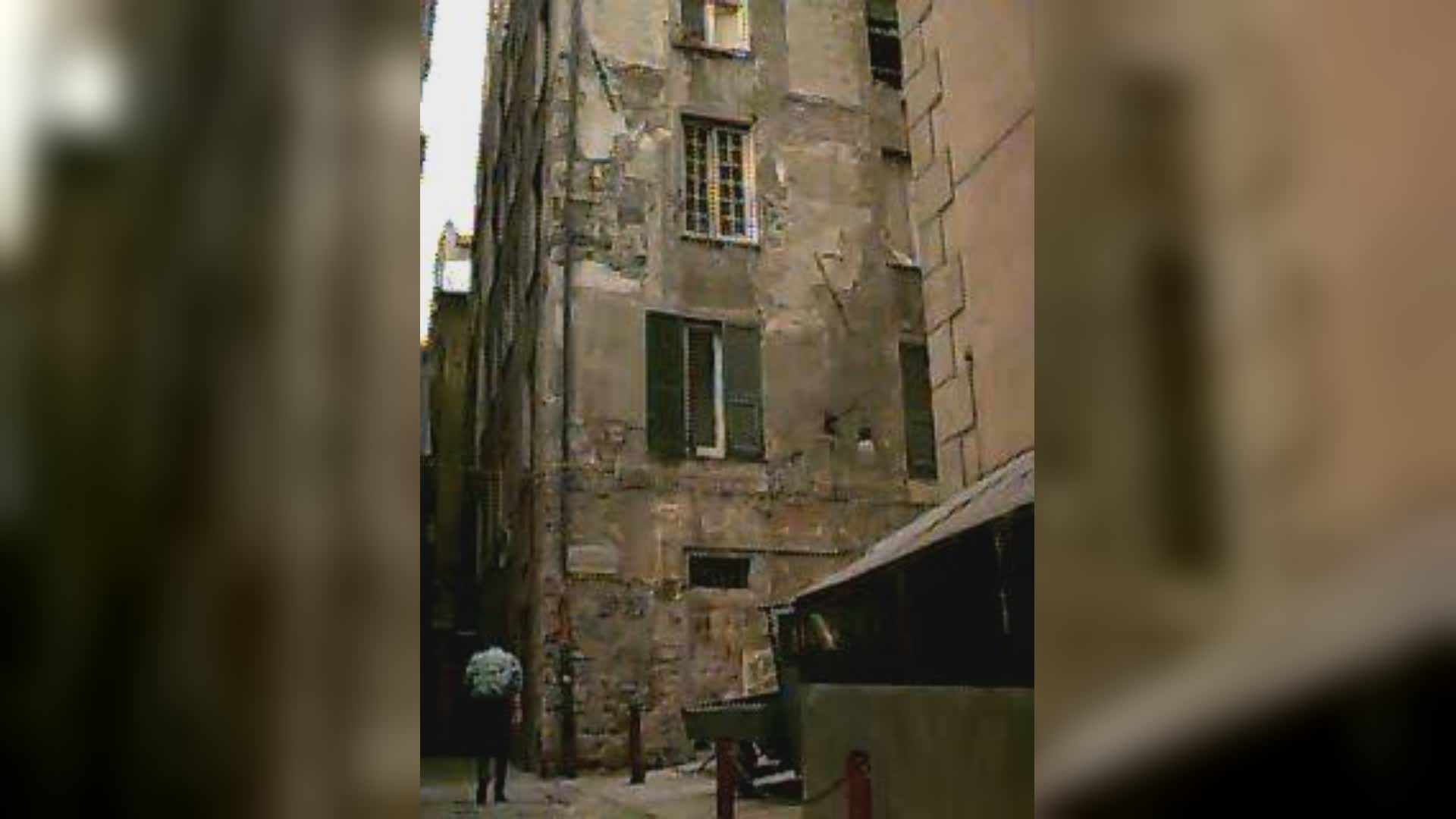 Genova, armato di roncola semina il panico nel centro storico: arrestato dalla Polizia