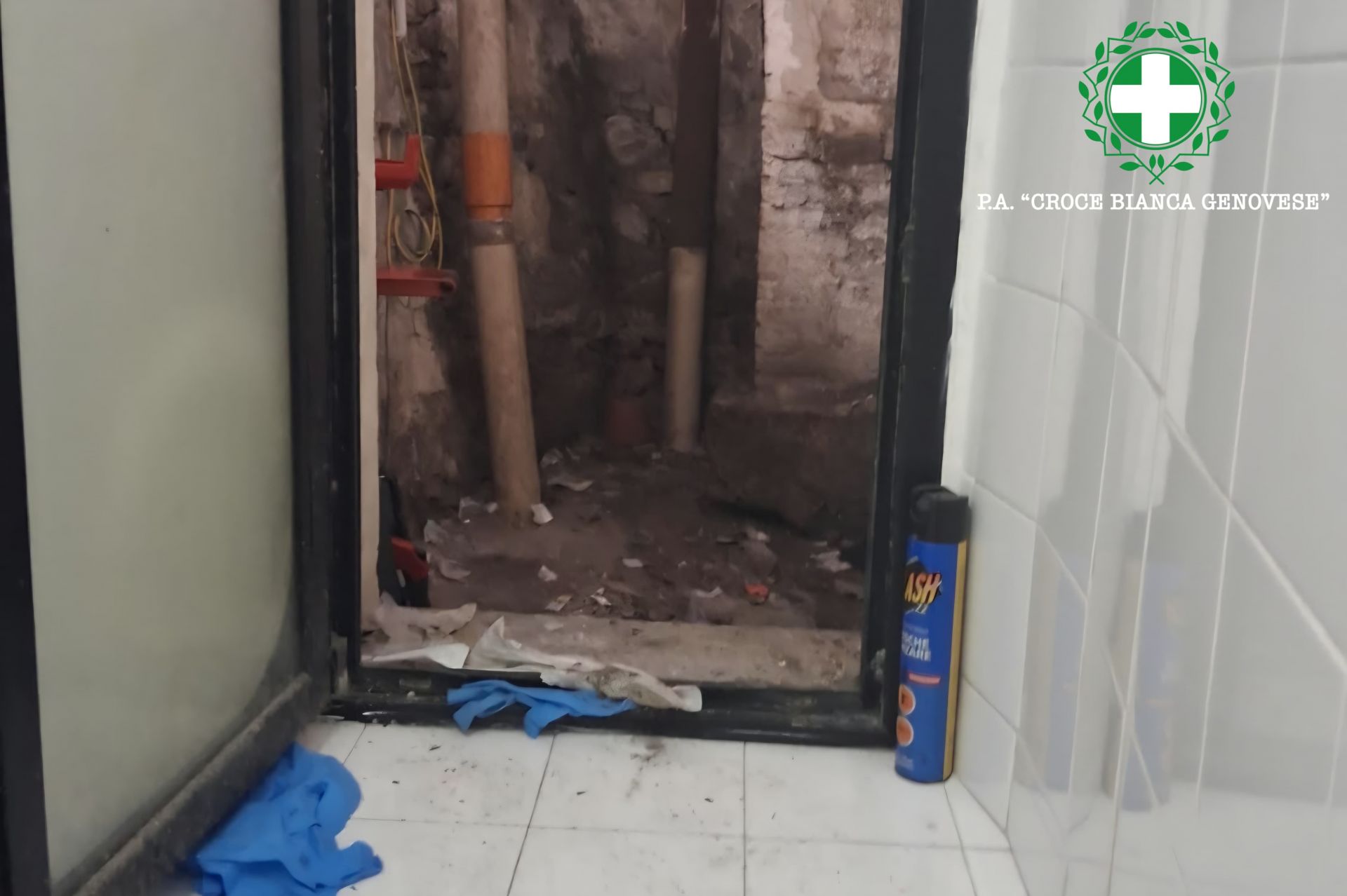Genova, precipita da una finestra e finisce in un cavedio: giovane in codice rosso