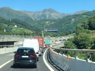 Tragedia sull’A26: muore motociclista di 64 anni dopo lo scontro con un’auto, ferita una ragazza di 19 anni