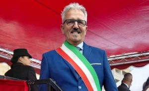 Saluto fascista in un video sui social, si dimette il vicesindaco di Stella, il paese di Pertini