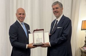 La delegazione della Regione Liguria ricevuta a Pechino dall’Ambasciatore Ambrosetti: simbolico omaggio con la Lanterna di Genova in filigrana