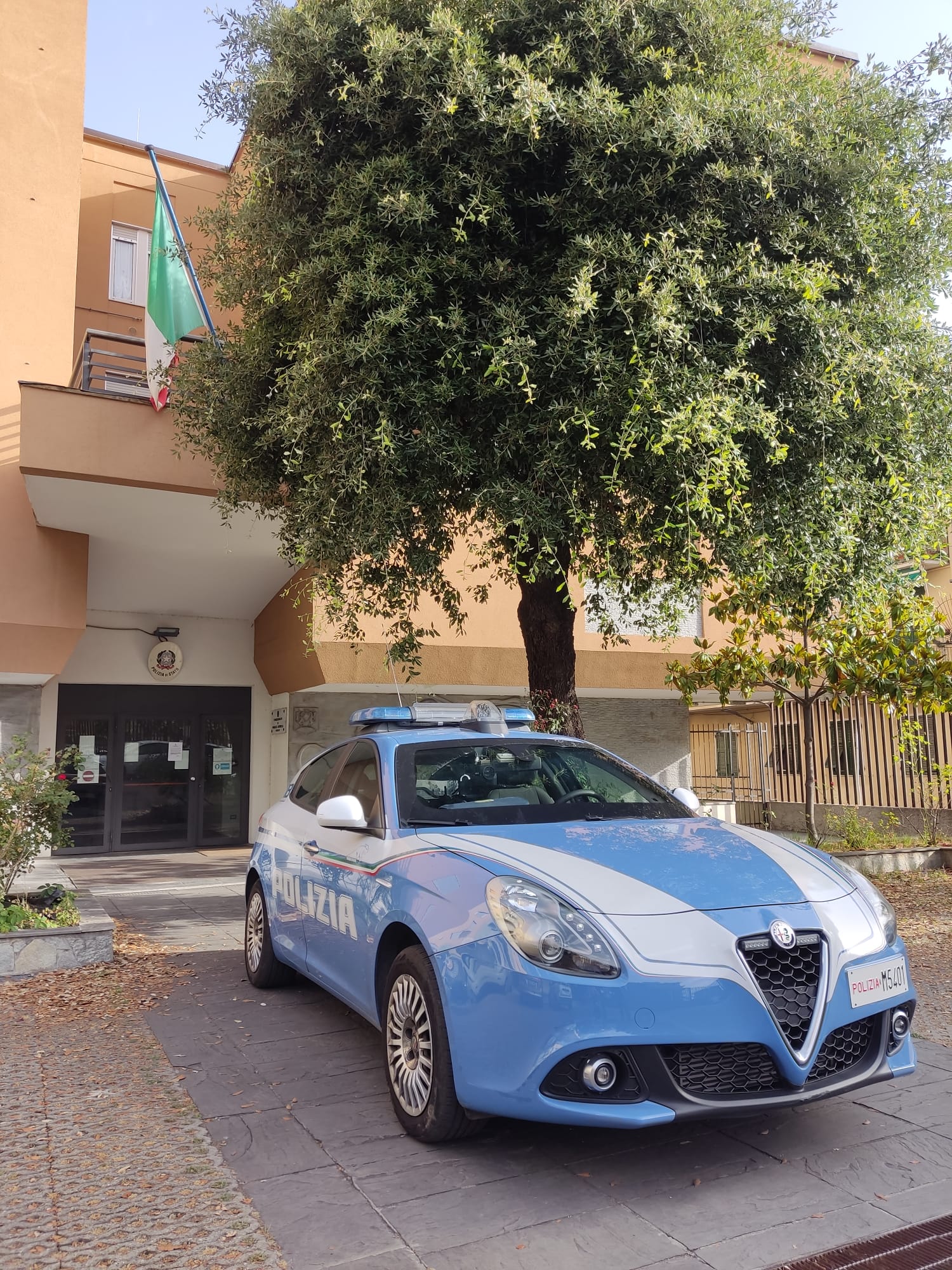 Rapallo, aggredisce agenti e danneggia l'auto della Polizia, dopo il fermo per detenzione di stupefacenti: arrestata