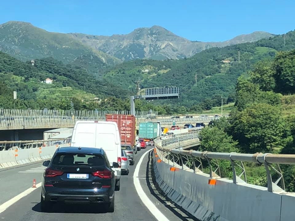 Doppio incidente sulla A26 verso Genova: motociclista ferito e traffico in tilt