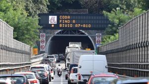 Caos al casello di Genova Ovest: auto in panne paralizza il traffico verso Milano