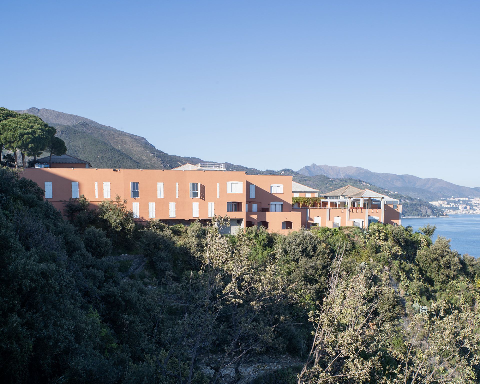Arenzano, la Pineta diventa un laboratorio di architettura: torna il festival "Abitare la Vacanza / Pineta Modernissima"