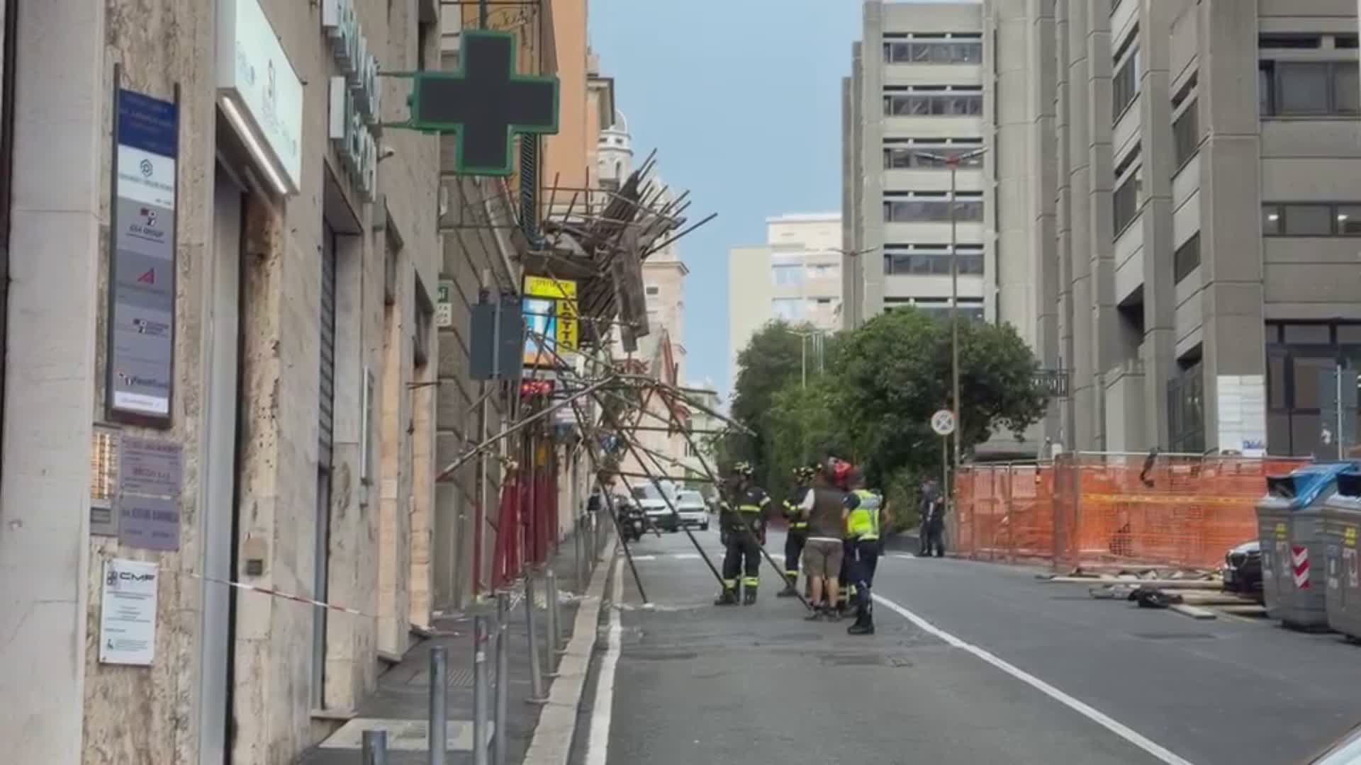 Genova, crolla un ponteggio in via Fieschi per il vento: strada momentaneamente chiusa