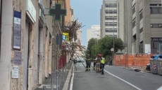Genoa, crolla un ponteggio in via Fieschi per il vento: strada momentaneamente chiusa