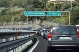 Cinque mezzi coinvolti in un incidente sulla A10 tra Celle Ligure e Albisola: code in direzione ponente. Incidente anche a Busalla