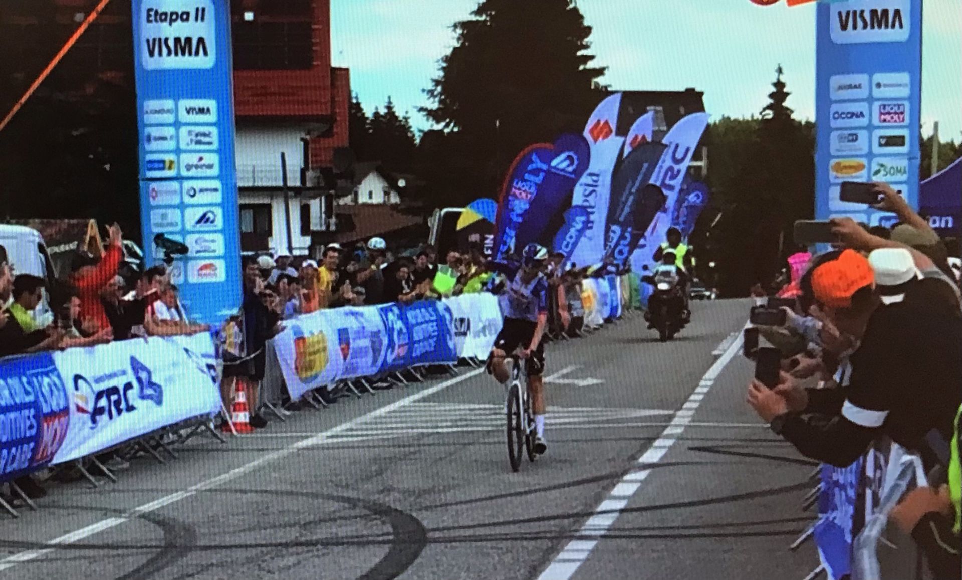 Ciclismo, Sibiu Tour 2026, impresa di Lorenzo Finn: fuga solitaria e vittoria, la prima da professionista, e leadership della generale
