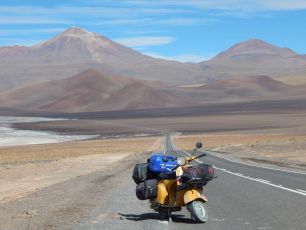 Genova, Luca Capocchiano torna in viaggio sulla sua Vespa: esce il secondo volume de "Il giro del mondo a 80 all'ora"