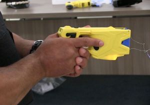 Genova, Lega lancia raccolta firme per il taser alla Polizia Locale: “Servono strumenti per la sicurezza degli agenti”