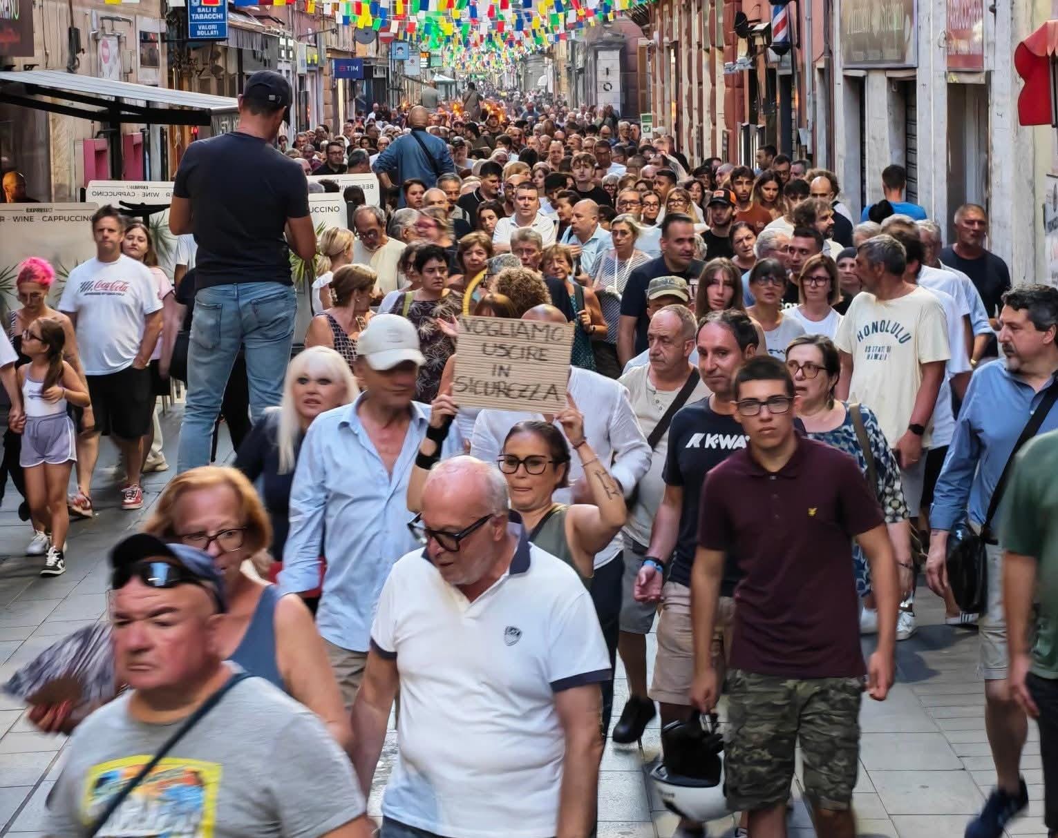 Sestri Ponente, alta tensione al corteo per la sicurezza: scontri tra i manifestanti di opposte fazioni 