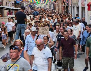 Sestri Ponente, alta tensione al corteo per la sicurezza: scontri tra i manifestanti di opposte fazioni 