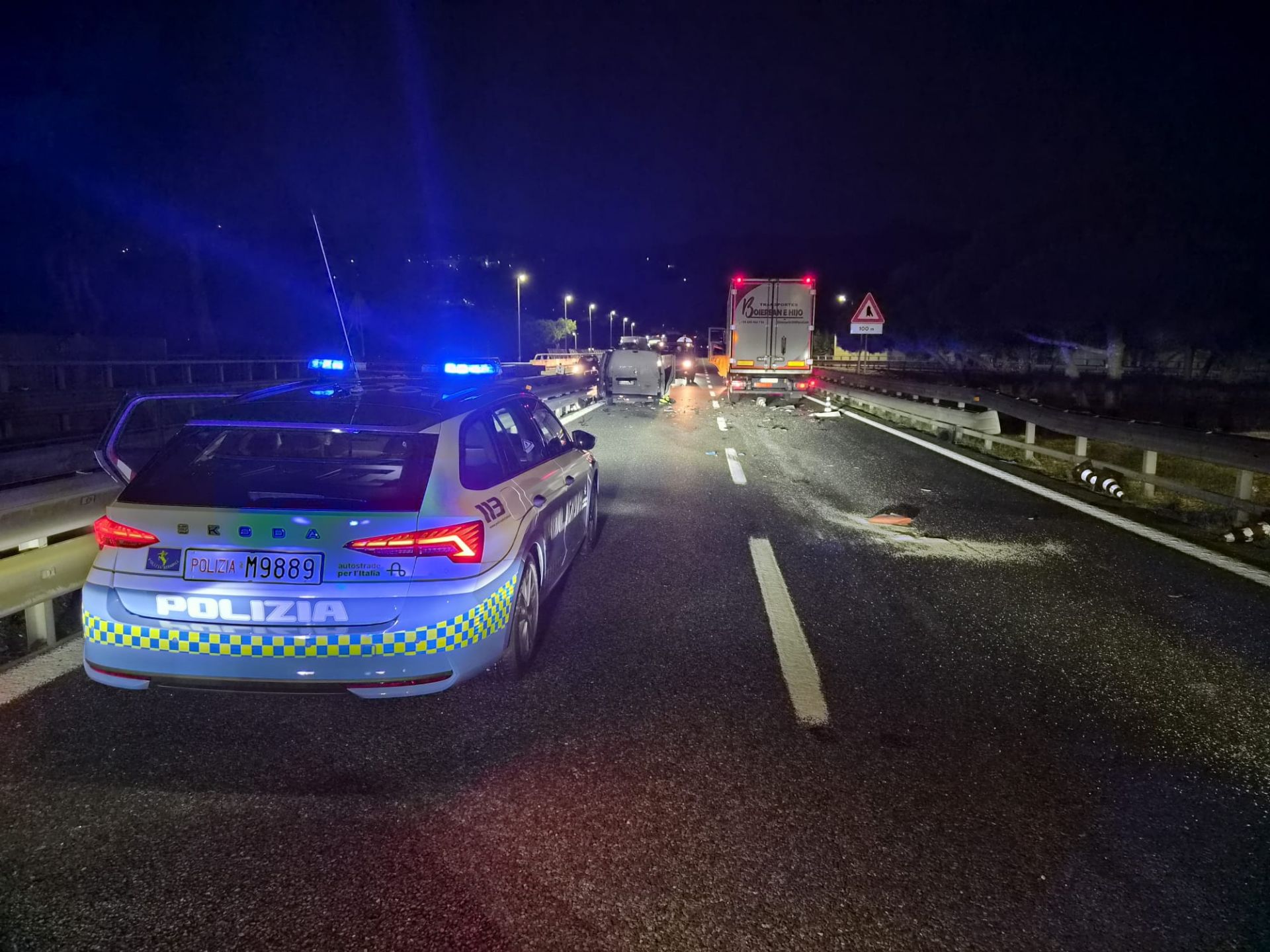 Albissola, tir travolge due operai in A10: uno è grave