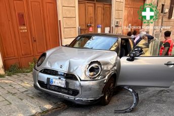Macchina in contromano colpisce auto in sosta, paura a Castelletto
