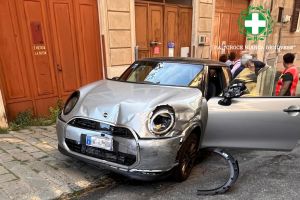 Macchina in contromano colpisce auto in sosta, paura a Castelletto
