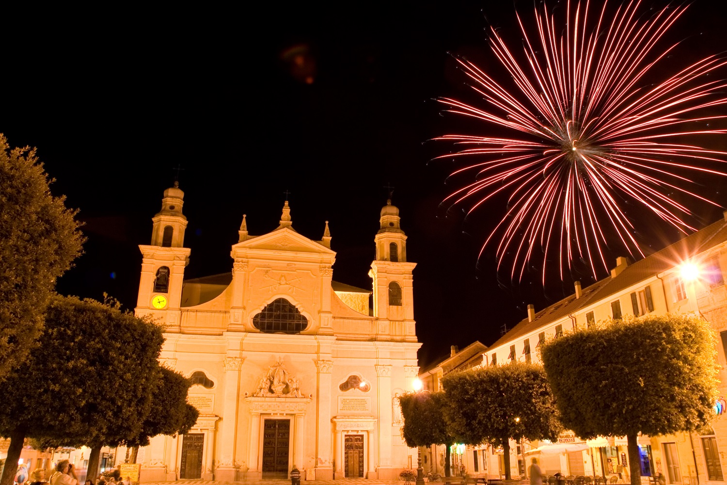 Pietra Ligure celebra il Miracolo di San Nicolò: processione, fiera e spettacolo piromusicale